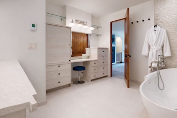 Signature Condo, Fireplace (Montaneros 222)