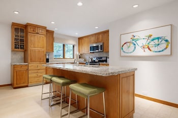 Signature Condo, Fireplace (Montaneros 222)