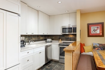Premier Condo, Fireplace (Montaneros 417)
