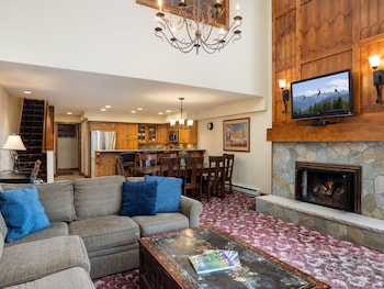 Premier Condo, Fireplace (Montaneros 418)