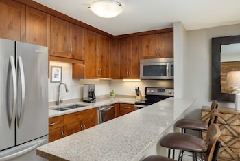Premier Condo, Fireplace (Montaneros 320)