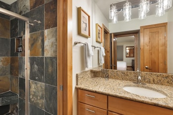 Premier Condo, Fireplace (Montaneros 212)