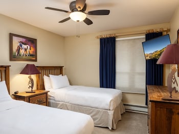 Signature Condo, Fireplace (Montaneros 312)