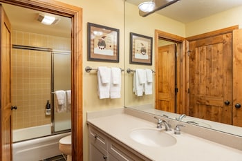 Premier Condo, Fireplace (Montaneros 417)