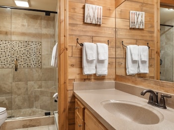 Premier Condo, Fireplace (Montaneros 306)