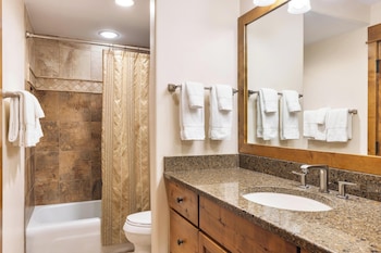 Premier Condo, Fireplace (Montaneros 414)