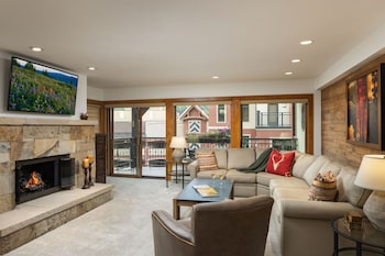Signature Condo, Fireplace (Montaneros 318)