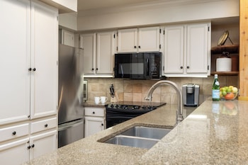 Premier Condo, Fireplace (Montaneros 406)