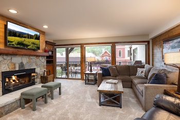 Premier Condo, Fireplace (Montaneros 317)