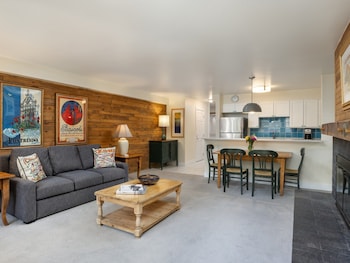Premier Condo, Fireplace (Montaneros 311)
