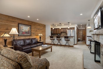 Premier Condo, Fireplace (Montaneros 321)