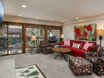 Premier Room, Fireplace (Montaneros 211)