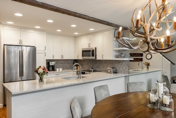 Signature Condo, Fireplace (Montaneros 410)