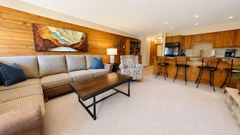 Premier Condo, Fireplace (Montaneros 217)