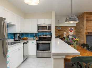 Premier Condo, Fireplace (Montaneros 311)