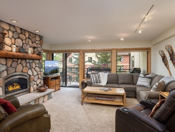 Premier Condo, Fireplace (Montaneros 308)