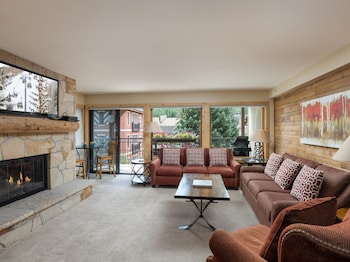Signature Condo, Fireplace (Montaneros 312)