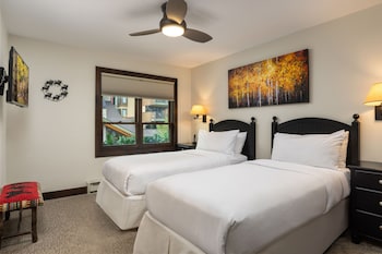 Signature Condo, Fireplace (Montaneros 402)