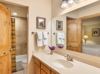 Premier Condo, Fireplace (Montaneros 314)