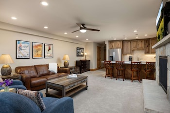 Signature Condo, Fireplace (Montaneros 220)