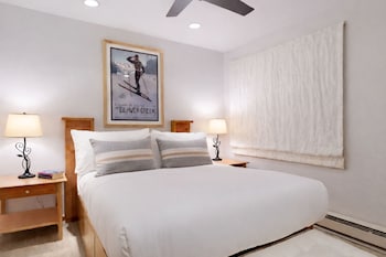 Signature Condo, Fireplace (Montaneros 222)