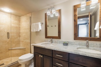 Signature Condo, Fireplace (Montaneros 421)