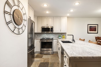 Signature Condo, Fireplace (Montaneros 318)
