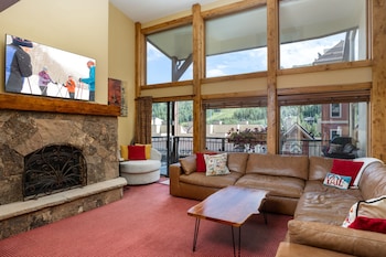 Premier Condo, Fireplace (Montaneros 417)