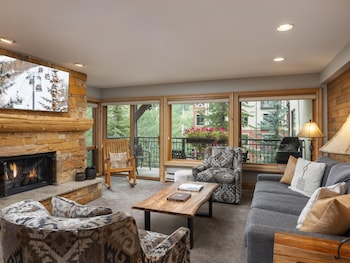 Premier Condo, Fireplace (Montaneros 306)