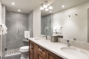 Signature Condo, Fireplace (Montaneros 402)