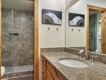 Signature Condo, Fireplace (Montaneros 218)