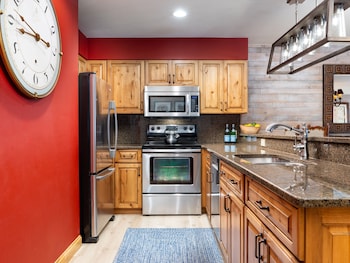 Signature Condo, Fireplace (Montaneros 218)