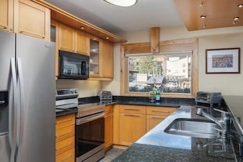 Premier Condo, Fireplace (Montaneros 202)