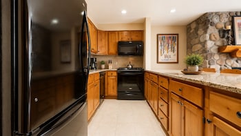 Premier Condo, Fireplace (Montaneros 217)