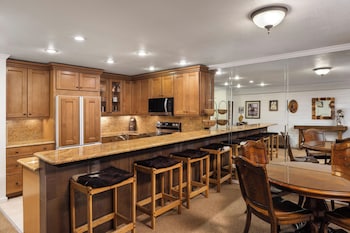 Premier Condo, Fireplace (Montaneros 204)