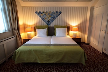Suite, 2 Twin Beds (Living Room)