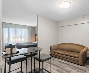 Suite, 1 King Bed, Non Smoking, Kitchenette