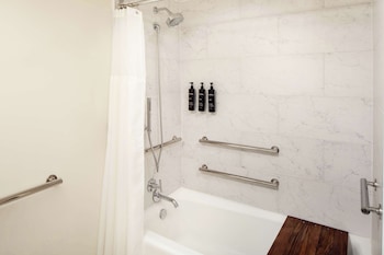 Suite, 1 King Bed, Accessible, Oceanfront (Hearing & Bathtub)