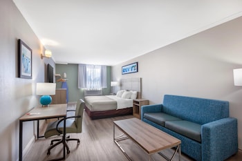 Exterior Room, 1 King Bed Suite with Sofa Bed, Non Smoking