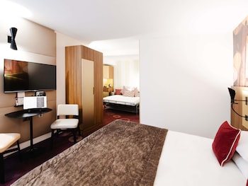 Privilege, Family Room, 1 King Bed with Sofa bed