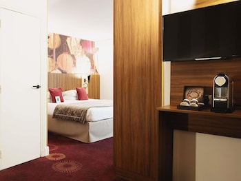 Privilege, Family Room, 1 King Bed with Sofa bed