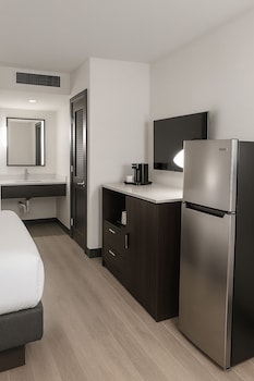 Room, 1 King Bed, Accessible, Non Smoking (Mobility, Bathtub w/Grab Bars)