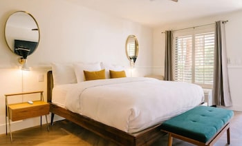 Deluxe Room, 1 King Bed, Pool View