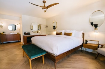 Deluxe Room, 1 King Bed, Pool View