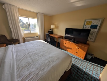 Standard Room, 1 King Bed, Non Smoking