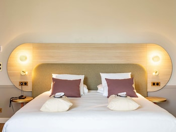 Deluxe Room, 1 King Bed with Sofa bed