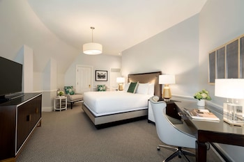 Charles De Gaulle Suite