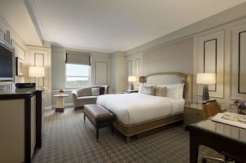 Fairmont Gold, 1 Queen Bed, River View
