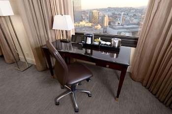 Junior Suite, 1 King Bed (Deluxe View)