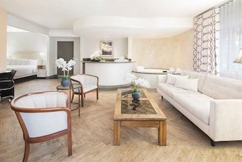 Grand Room, 1 King Bed, Jetted Tub, City View